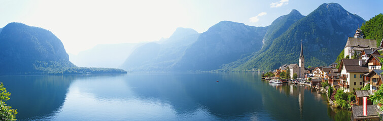 Fototapeta premium Idyllic Hallstatt mit Spiegelung im See Wasser - old town, Austria. Big Panorama.