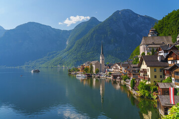 Fototapeta premium Idyllic Hallstatt mit Spiegelung im See Wasser - old town, Austria. Big Panorama.