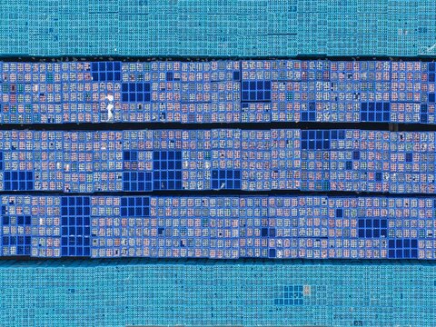 Lagerhalle mit Kisten f&uuml;r Getr&auml;nke. Grosshandel, Distribution. AERIAL.