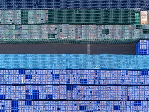 Lagerhalle mit Kisten f&uuml;r Getr&auml;nke. Grosshandel, Distribution. AERIAL.