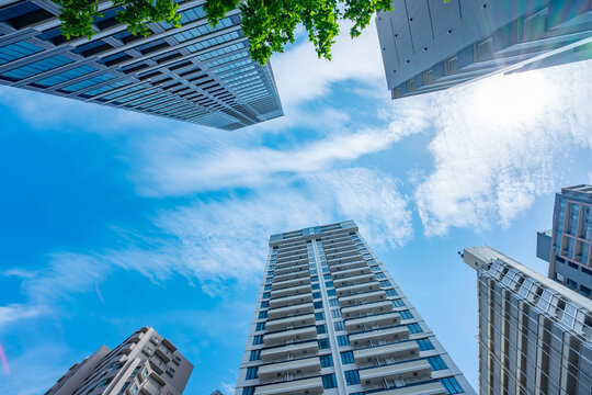 マンション　タワーマンション　新緑　青空