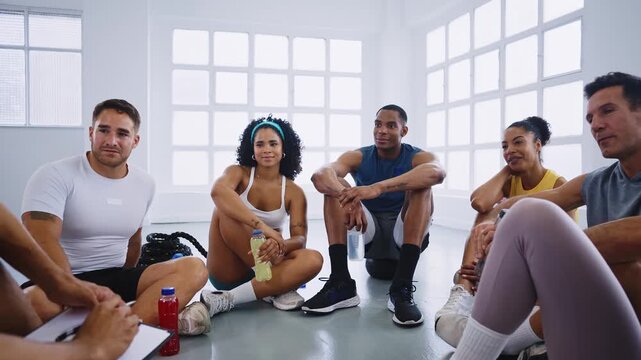 Multiethnic group of sportive people doing functional workout at the gym, concepts about sport and fitness - Athletes training for strenght and cardio