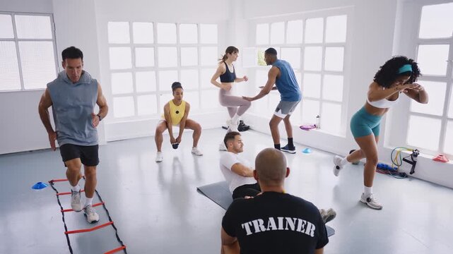 Multiethnic group of sportive people doing functional workout at the gym, concepts about sport and fitness - Athletes training for strenght and cardio