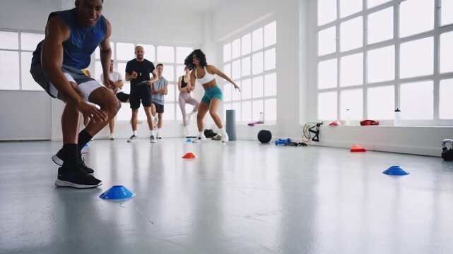 Multiethnic group of sportive people doing functional workout at the gym, concepts about sport and fitness - Athletes training for strenght and cardio