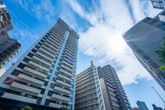マンション　タワーマンション　新緑　青空