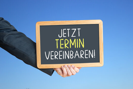Kreidetafel mit Aufforderung; "JETZT TERMIN VEREINBAREN!"