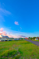 Naklejka premium 草地と港の広がりが美しい石垣島の静かな海辺風景