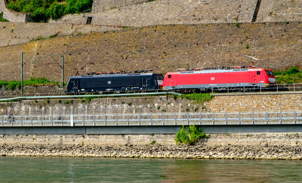 Bingen am Rhein, Deutschland &ndash; 02.05.2026: Zwei Elektrolokomotiven der Baureihe 189 der DB Cargo DEUTSCHE BAHN in Rot und Schwarz in H&ouml;he von Bingen am Rhein