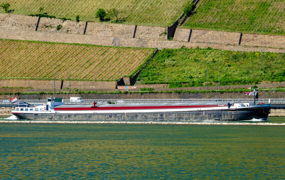 Bingen am Rhein, Deutschland &ndash; 02.05.2026: Das Niederl&auml;ndische Binnenschiff  HOEKSCHE WAARD auf dem RHEIN in H&ouml;he von Bingen am Rhein