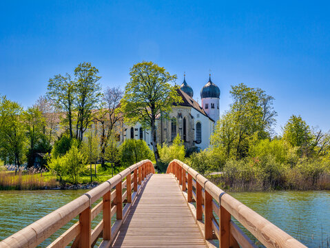 Holzsteg zum Kloster Seeon am Klostersee, Seeon-Seebruck, Chiemgau, Oberbayern, Bayern Deutschland