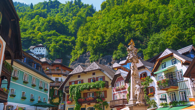  Idyllic Hallstatt mit Spiegelung im See Wasser - old town, Austria. Big Panorama.