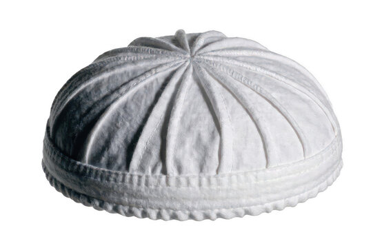 White kufi cap islamic prayer cap muslim headwear isolated on a transparent background 1