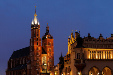 Fototapeta premium St. Mary's Basilica and Cloth Hall in Krakow at twilight