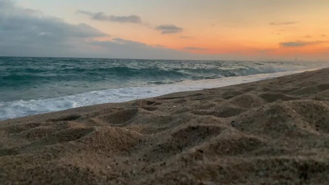 Olas del mar Mediterr&aacute;neo al atardecer sobre la arena de la playa &mdash; v&iacute;deo 4K