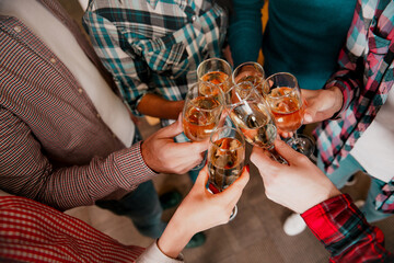 Naklejka premium Friends clinking champagne glasses in a casual celebration toast at a party gathering
