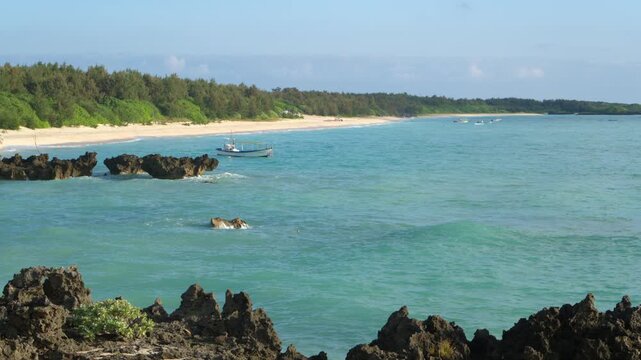 朝の静けさに包まれる与論島・大金久海岸、エメラルドグリーンの海と白い砂浜