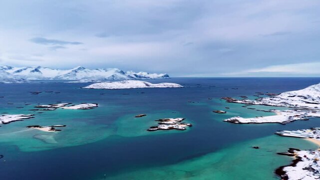 Schneller Drohnenschwenk &uuml;ber arktische Inseln und Berge in Norwegen