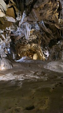 Le fameux "tombeau de Pyr&egrave;ne" de la grotte de Lombrives vu depuis l'un des bouts de la galerie souterraine (Pyr&eacute;n&eacute;es ari&eacute;geoises)