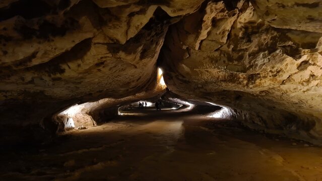 "Voyage au centre de la Terre" dans l'un des longs tunnels souterrains de la grotte de Lombrives (Pyr&eacute;n&eacute;es ari&eacute;geoises)