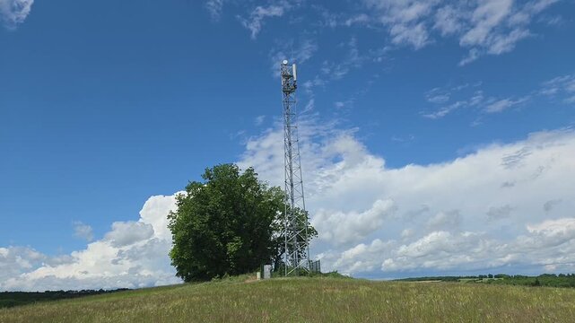 Antenne relais t&eacute;l&eacute;phonie mobile sous le ciel bleu