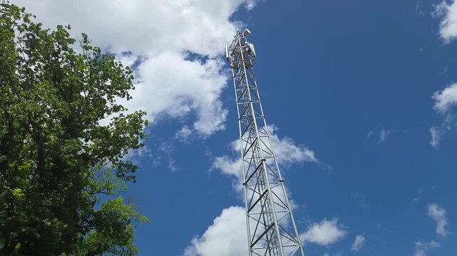 Antenne relais t&eacute;l&eacute;phonie mobile sous le ciel bleu
