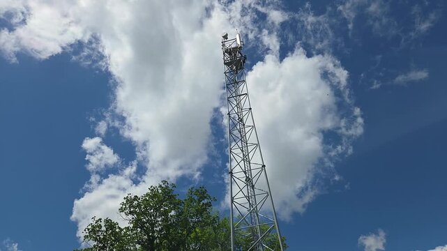 Antenne relais t&eacute;l&eacute;phonie mobile sous le ciel bleu