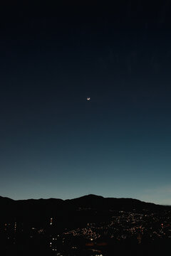 anochecer con la luna en la monta&ntilde;a