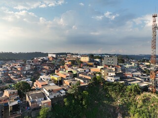 Obraz premium um sobrevoo com drone em uma região da cidade de Embu das Artes, região metropolitana da Grande São Paulo, Brasil, próxima da BR 116, Rodovia Régis Bittencourt e ao Rodoanel Mário Covas.