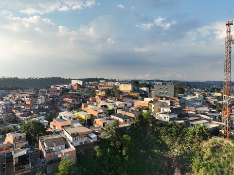 um sobrevoo com drone em uma regi&atilde;o da cidade de Embu das Artes, regi&atilde;o metropolitana da Grande S&atilde;o Paulo, Brasil, pr&oacute;xima da BR 116, Rodovia R&eacute;gis Bittencourt e ao Rodoanel M&aacute;rio Covas.