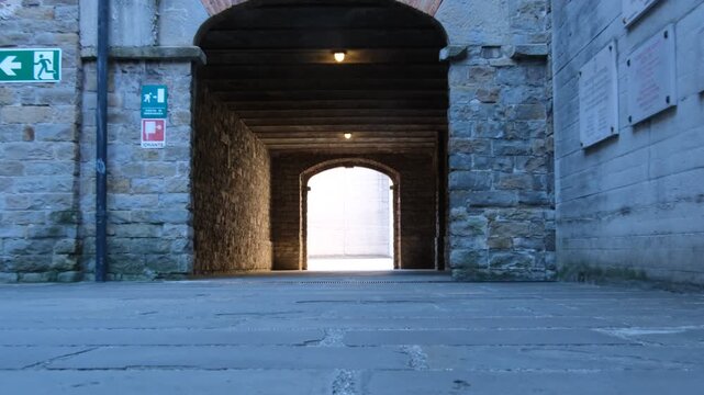 Tunnel in un vecchio edificio con luce alla fine