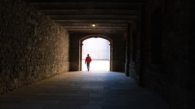 Tunnel in un vecchio edificio con luce alla fine