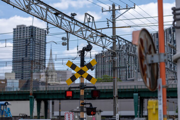 Naklejka premium 都市部の踏切警報機と鉄道インフラの風景