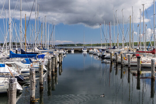 Stickenh&ouml;rn Marina an der Kieler F&ouml;rde mit Segelyachten.
