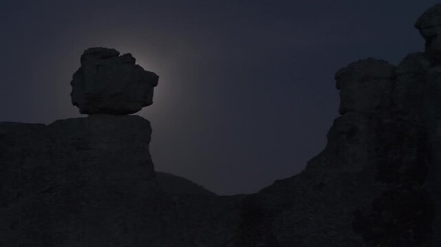 Luna se esconde en una piedra de la monta&ntilde;a en la sierra tarahumara. Barrancas del cobre en Chihuahua
