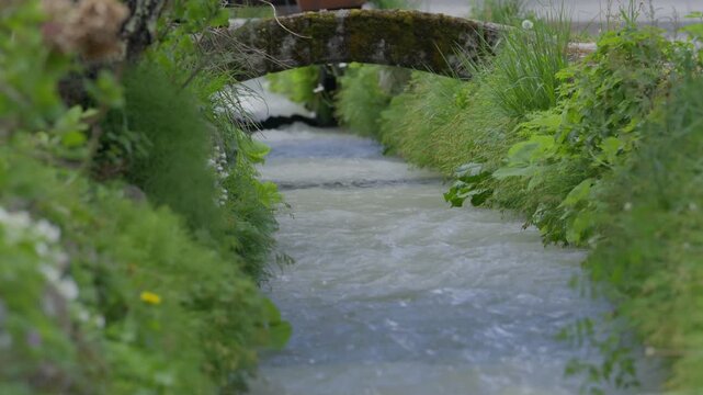 水路を流れる雨上がりの水