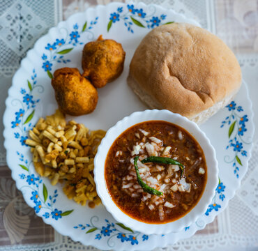 Homemade Misal Pav 🌶️
A Maharashtrian classic with spicy curry, farsan, onions, and fresh pav.
