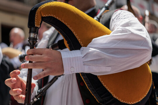 M&uacute;sico tocando la gaita durante el desfile de Moros y Cristianos en Alcoy, Espa&ntilde;a