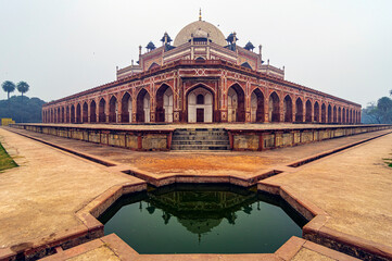 Fototapeta premium Ansichten des Humayun-Mausoleum in Delhi, Indien, ist der Grabbau von Nasiruddin Muhammad Humayun