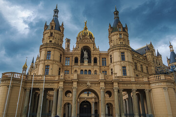 Obraz premium The magnificent castle in Schwerin, today the seat of the State Parliament of Mecklenburg-Western Pomerania.