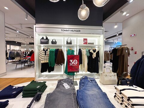 Moscow, Russia, May 11, 2026, Aviapark SHOPPING CENTER, 
TOMMY HILFIGER CLOTHING EXHIBITION. THE INTERIOR OF A RETAIL STORE WITH A "SALE" SIGN.