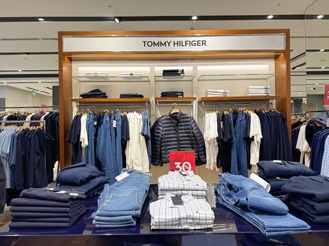 Moscow, Russia, May 11, 2026, Aviapark shopping center. TOMMY HILFIGER CLOTHING STORE SHOWCASE. THE INTERIOR OF A STORE WITH A "SALE" SIGN AND FOLDED CLOTHES.