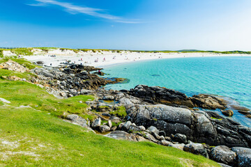 Obraz premium Rocky shoreline and turquoise water at Dogs Bay near Roundstone, Connemara, County Galway. Scenic white sand beach on the Wild Atlantic Way beside Gurteen Bay, Ireland