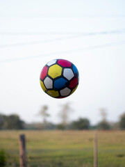 balón futbol colores al aire © Mariana