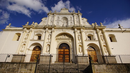 Obraz premium An ancient and majestic Catholic cathedral in Guatemala.