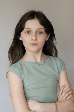 braunhaariges M&auml;dchen, 11, im Portrait