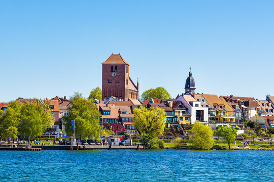 Blick &uuml;ber die M&uuml;ritz auf die Stadt Waren mit Marienkirche und Georgenkirche