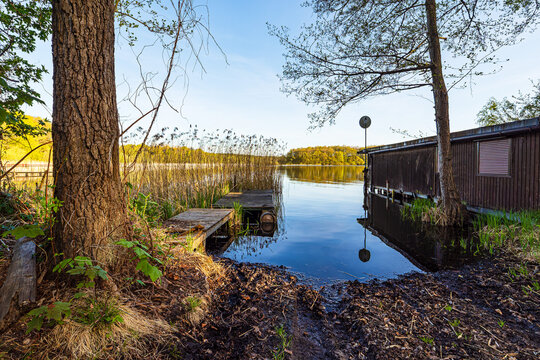 Bootshaus und Steg am Langhagensee im Fr&uuml;hling in L&auml;rz