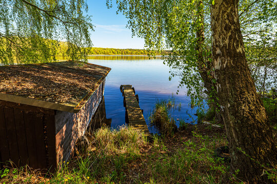 Bootshaus und Steg am Langhagensee im Fr&uuml;hling in L&auml;rz