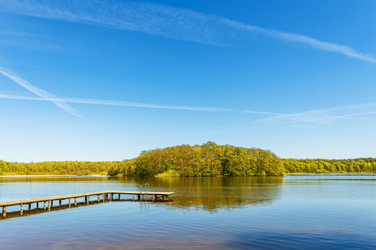 B&auml;ume und Steg am Langhagensee im Fr&uuml;hling in L&auml;rz