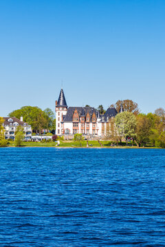 Blick &uuml;ber die M&uuml;ritz auf das Schloss Klink